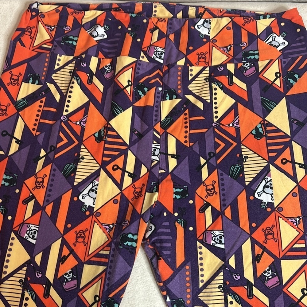 🛍️ 4 for $25 Spooky Geometric Halloween Leggings - TC2 - Picture 4 of 5